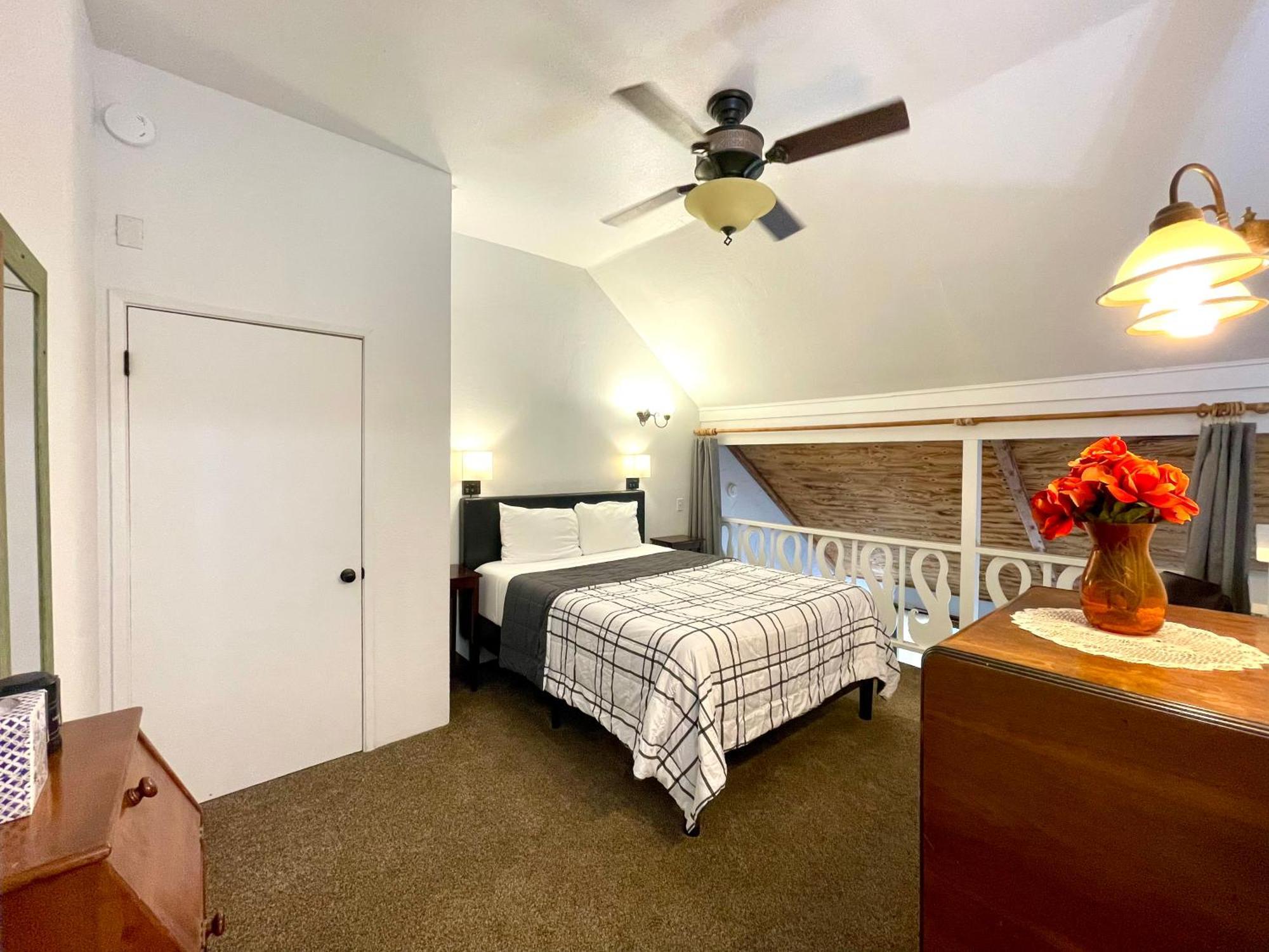 Sierra Mountain Lodge - Vacation Rentals - Yosemite オーウェニー エクステリア 写真